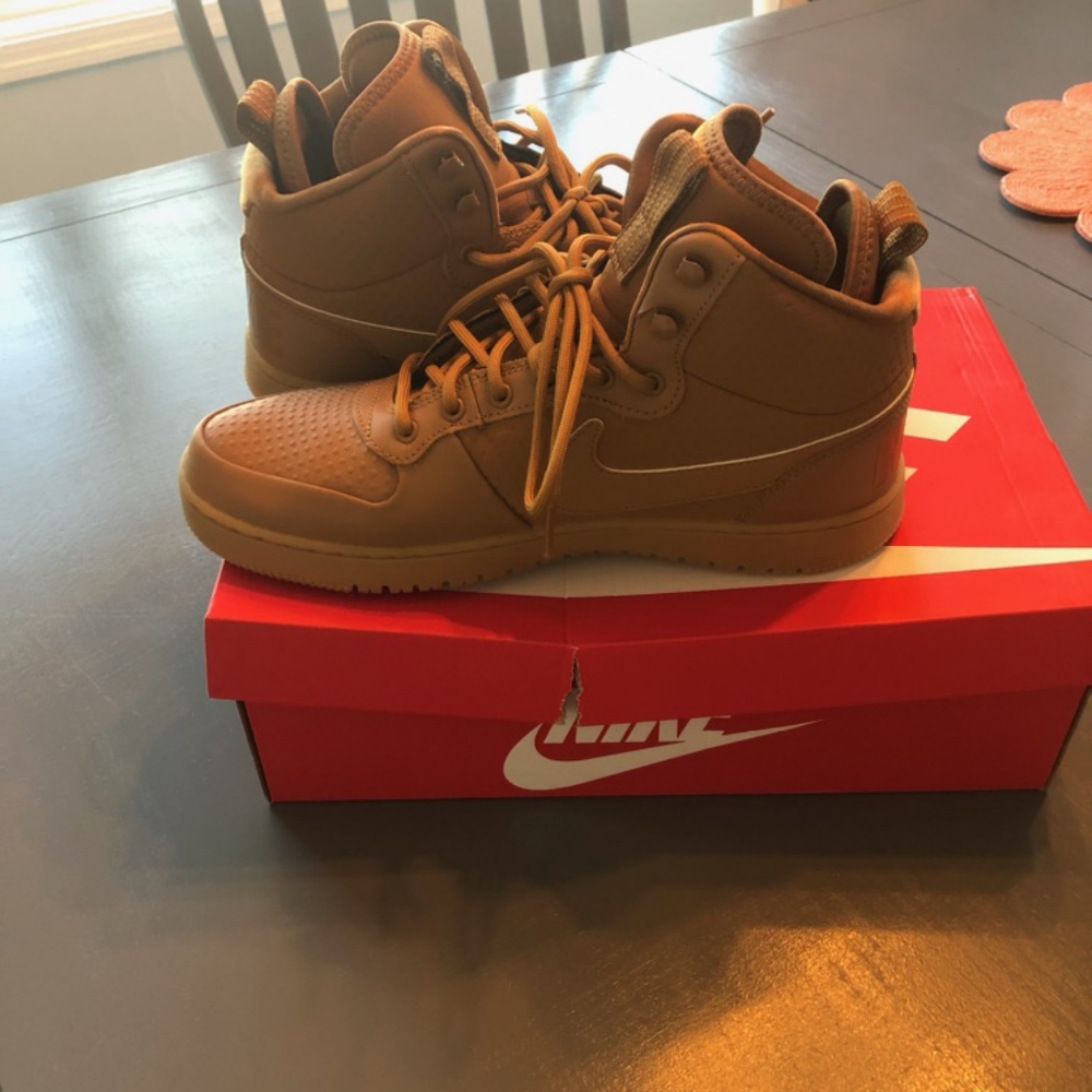 Nike Court Borough Mid Winter Wheat